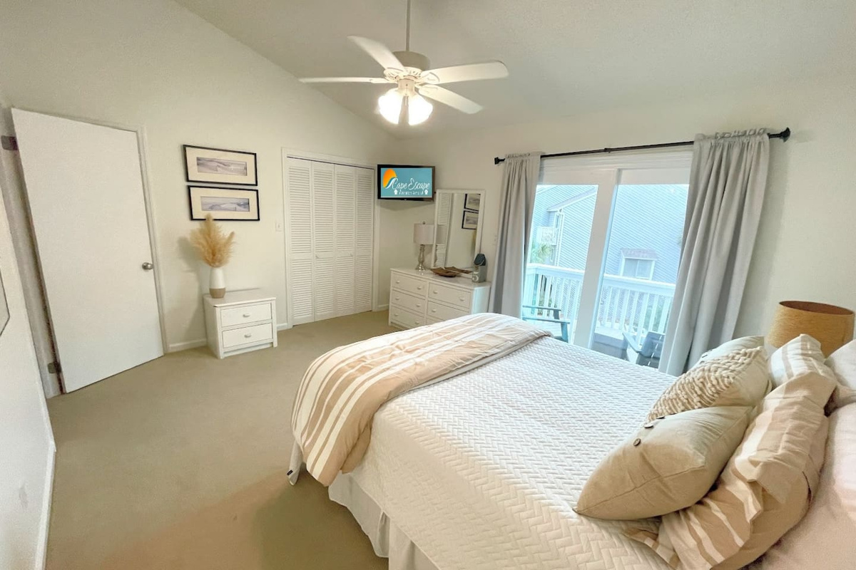 Pull the balcony door, flip on the Smart TV, or head to the ensuite &mdash; the queen suite gives you everything without leaving your floor.