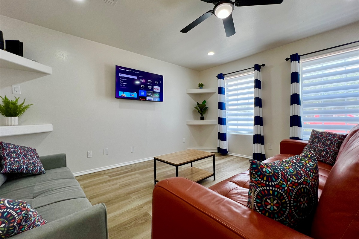 Comfortable living room - Smart TV!