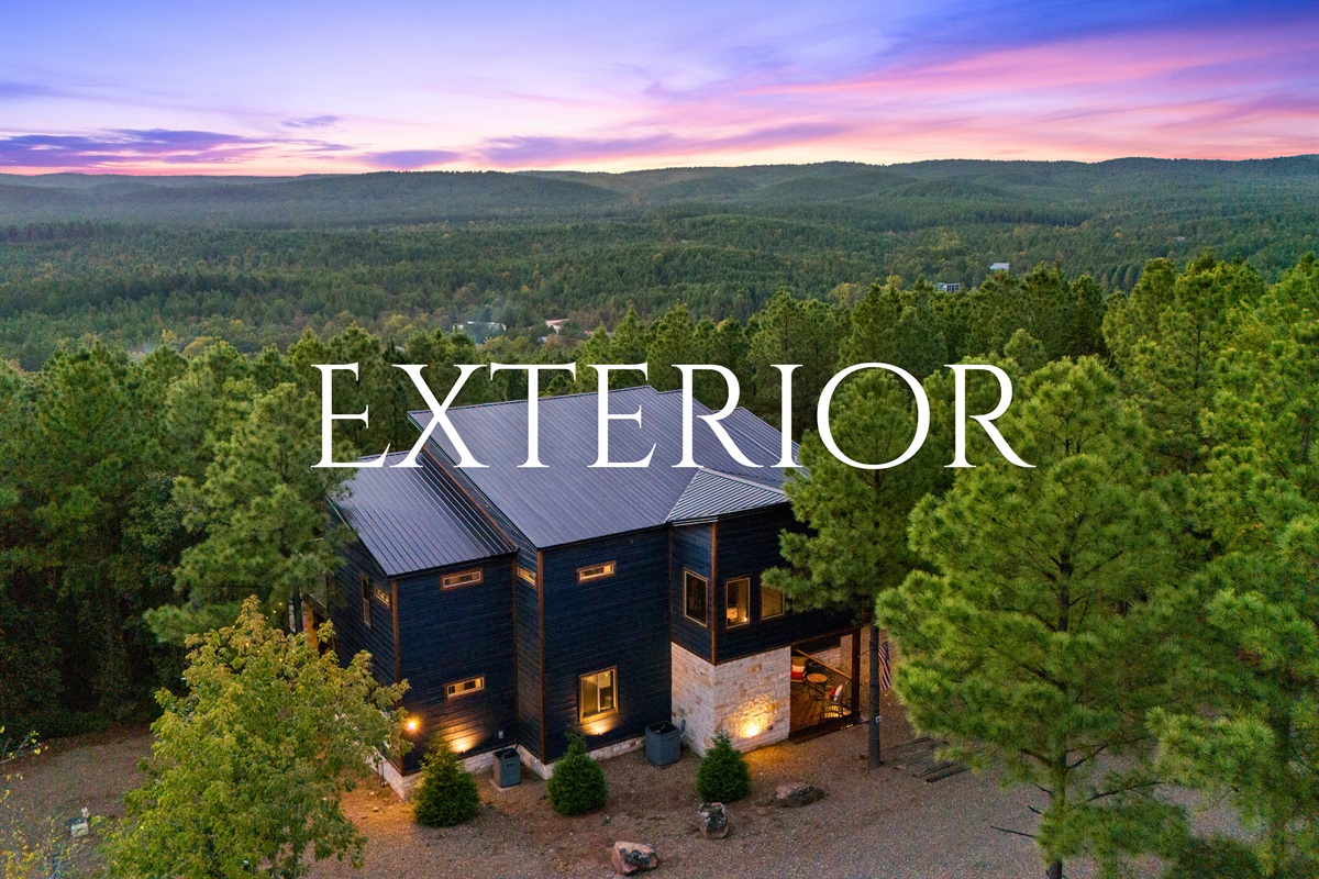 The cabin’s exterior blends beautifully with its natural surroundings, offering a perfect escape into nature.