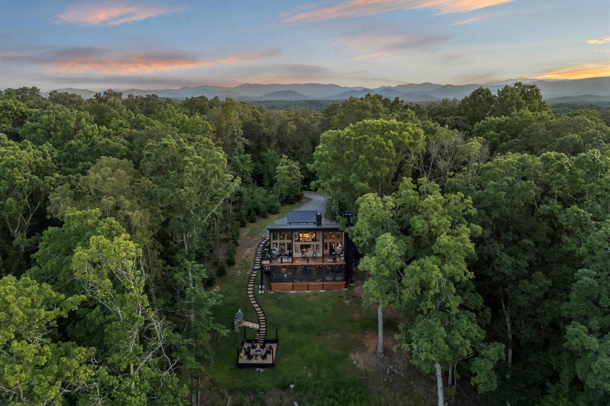 Tucked away, but on top of the world. Your private escape with panoramic views and peaceful vibes.