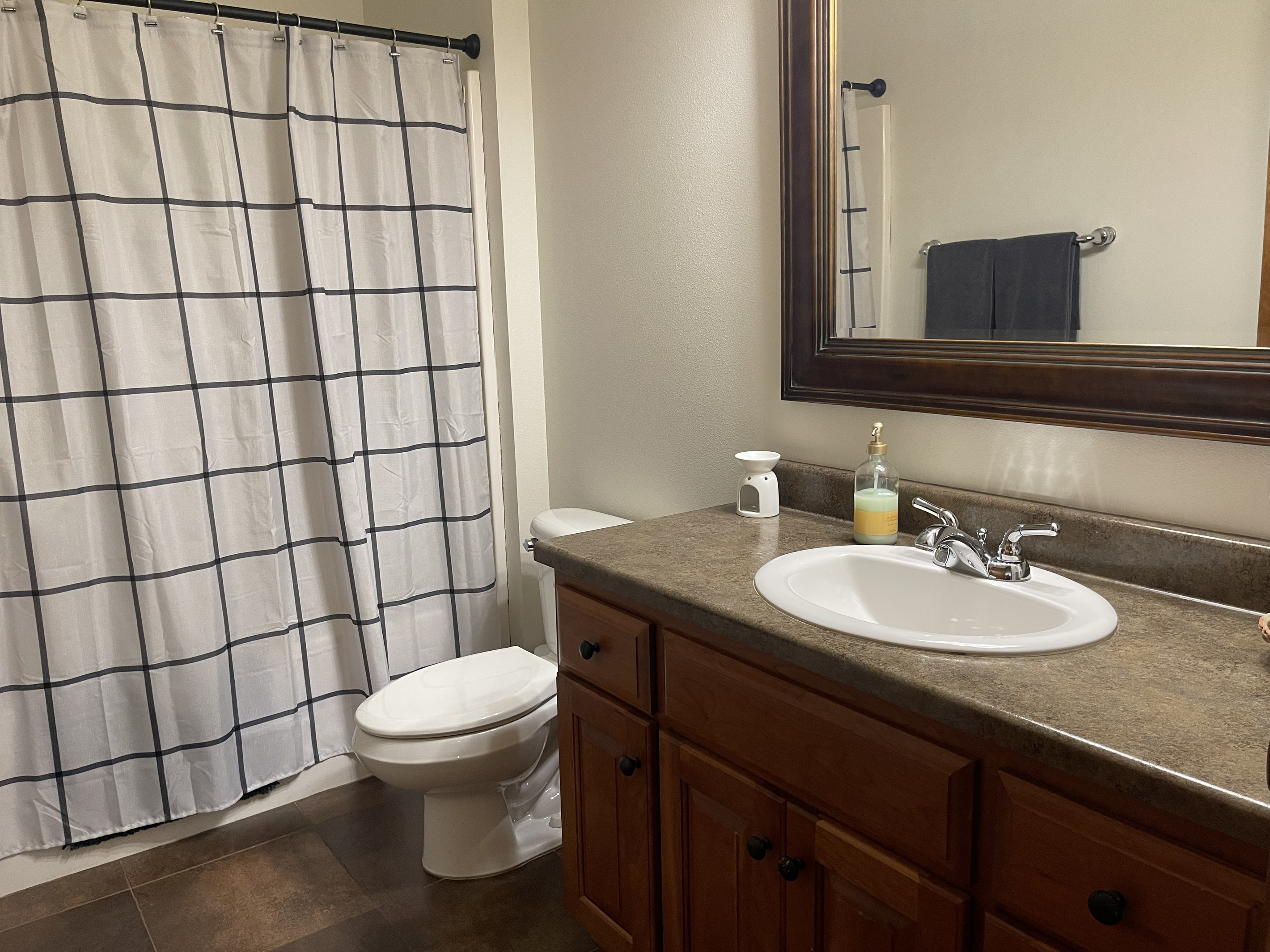 Guest bathroom with shower/tub combination