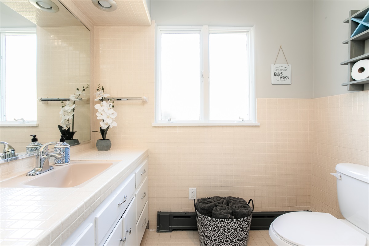 Ensuite bathroom in the bedroom with queen/twin beds