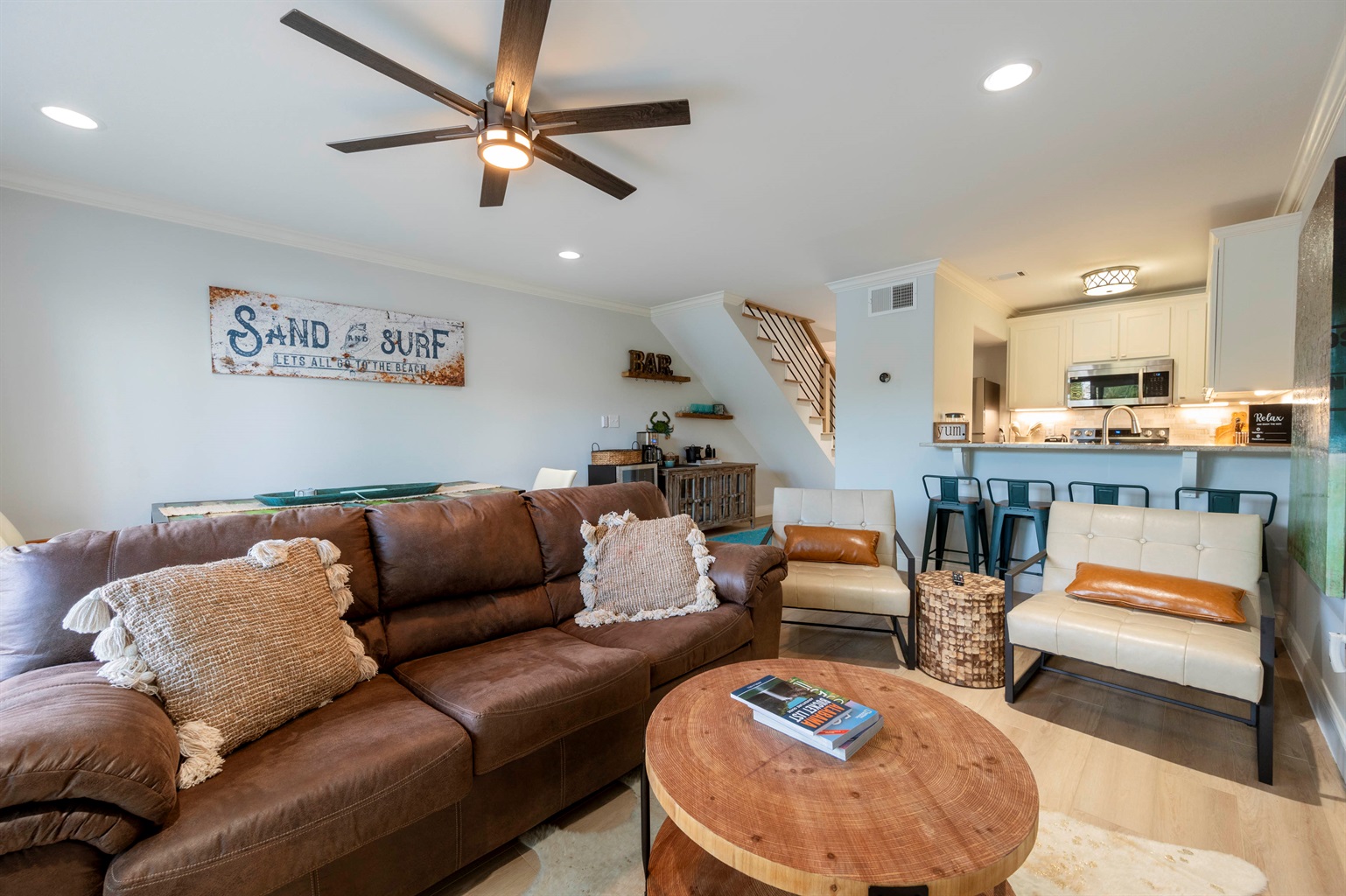  Stylish beach escape: Cozy living room and modern kitchen with surf vibes!