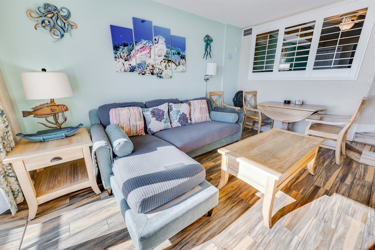 Living Room with Stunning Views🌊☀️