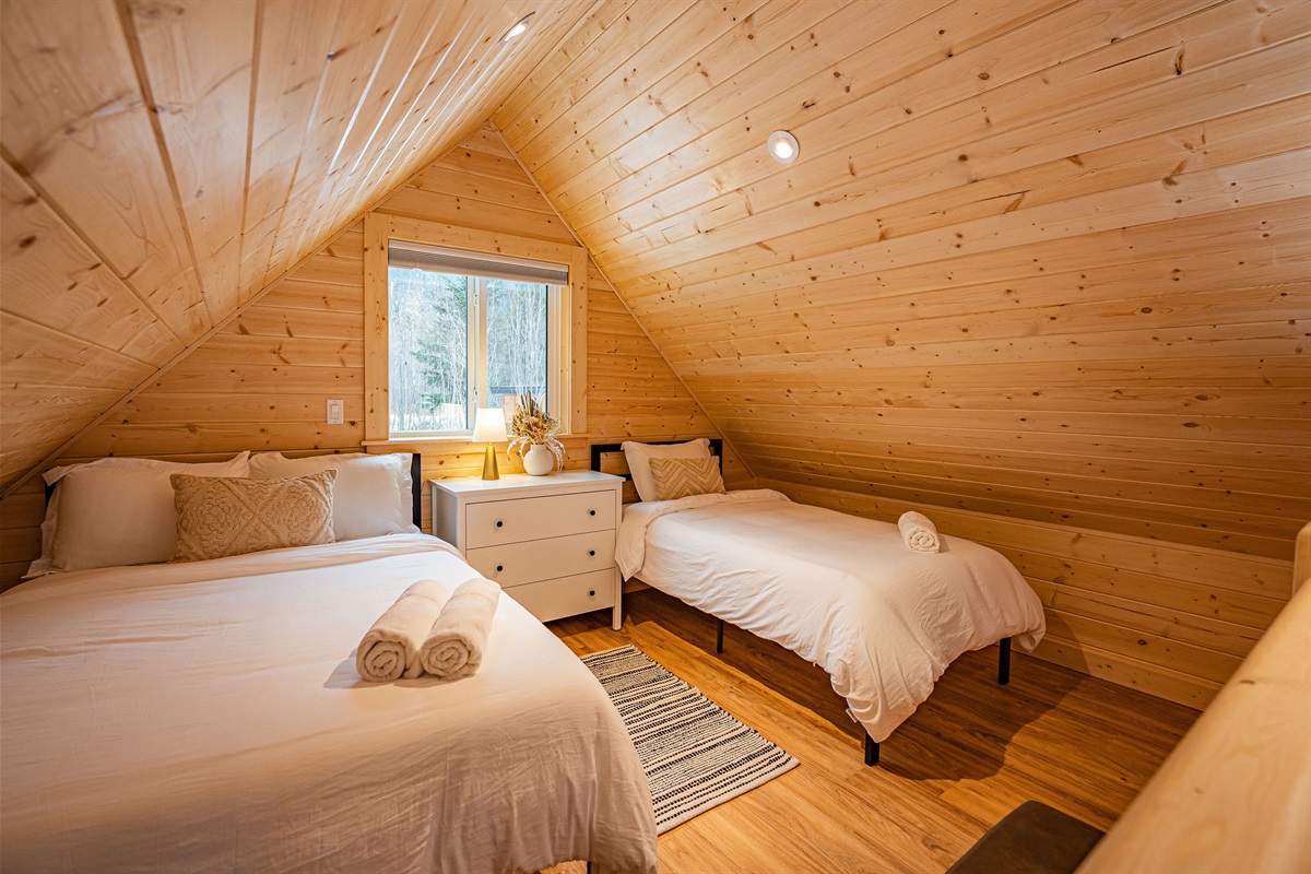 Cozy loft area with double and twin bed