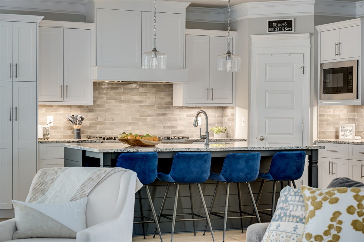 🍷 From morning coffee to late-night bites, this kitchen does it all.