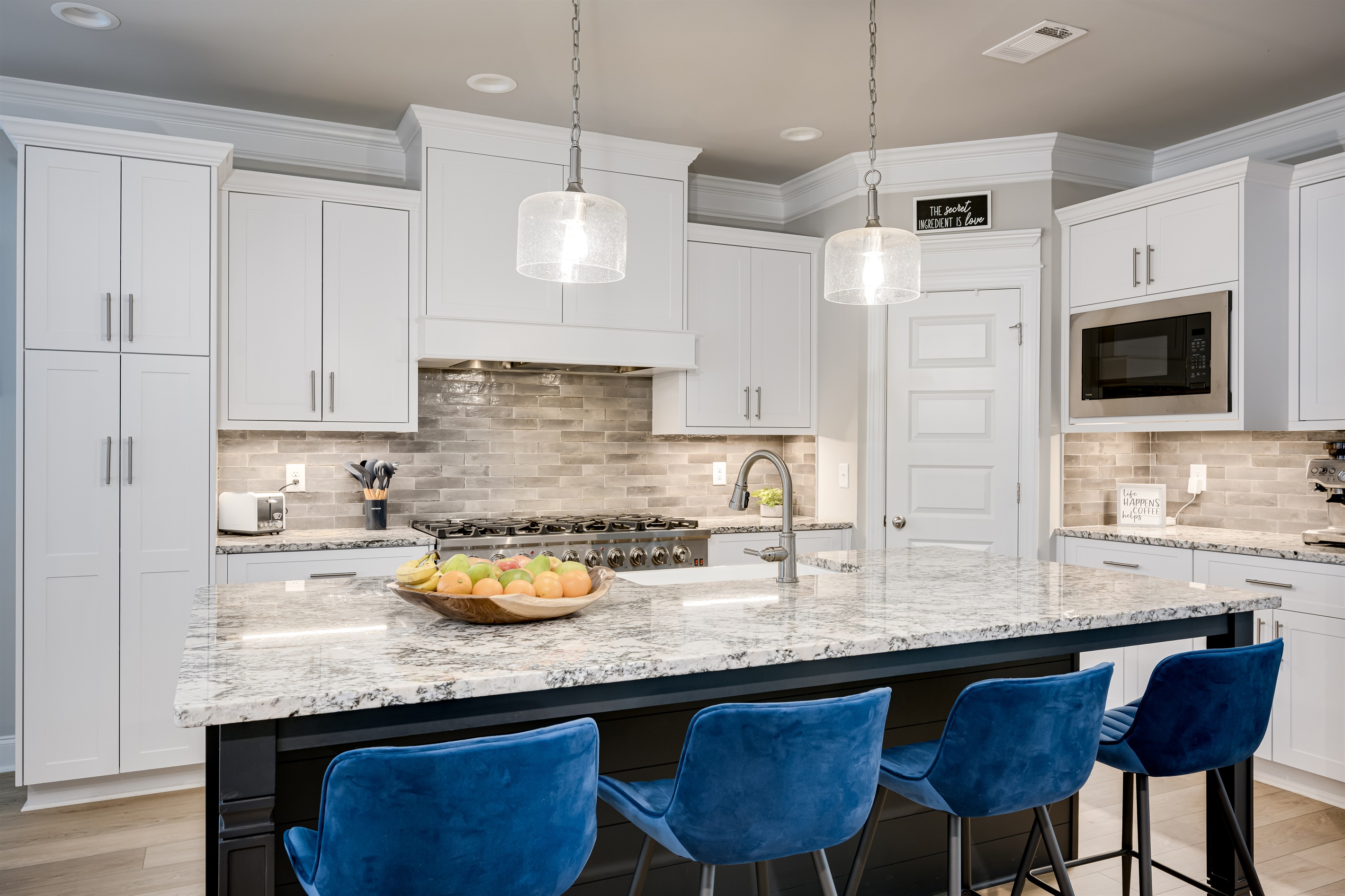 ✨ Luxury in every detail – from the 8-burner Forno stove to the sleek finishes.