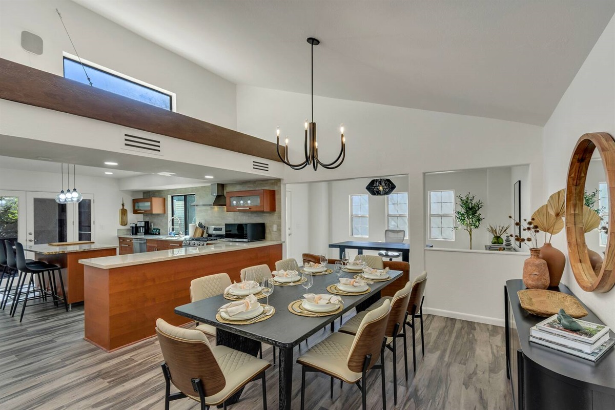 Main dining area, open to the kitchen, which also has 3 stool for in-kitchen dining.
