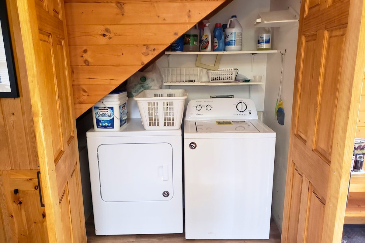 A washer and dryer are available for use.