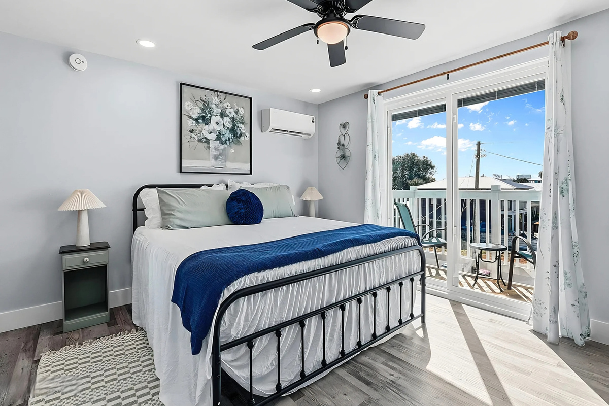 Biltmore Beach Aloft (3rd floor) - 1st bedroom with king bed