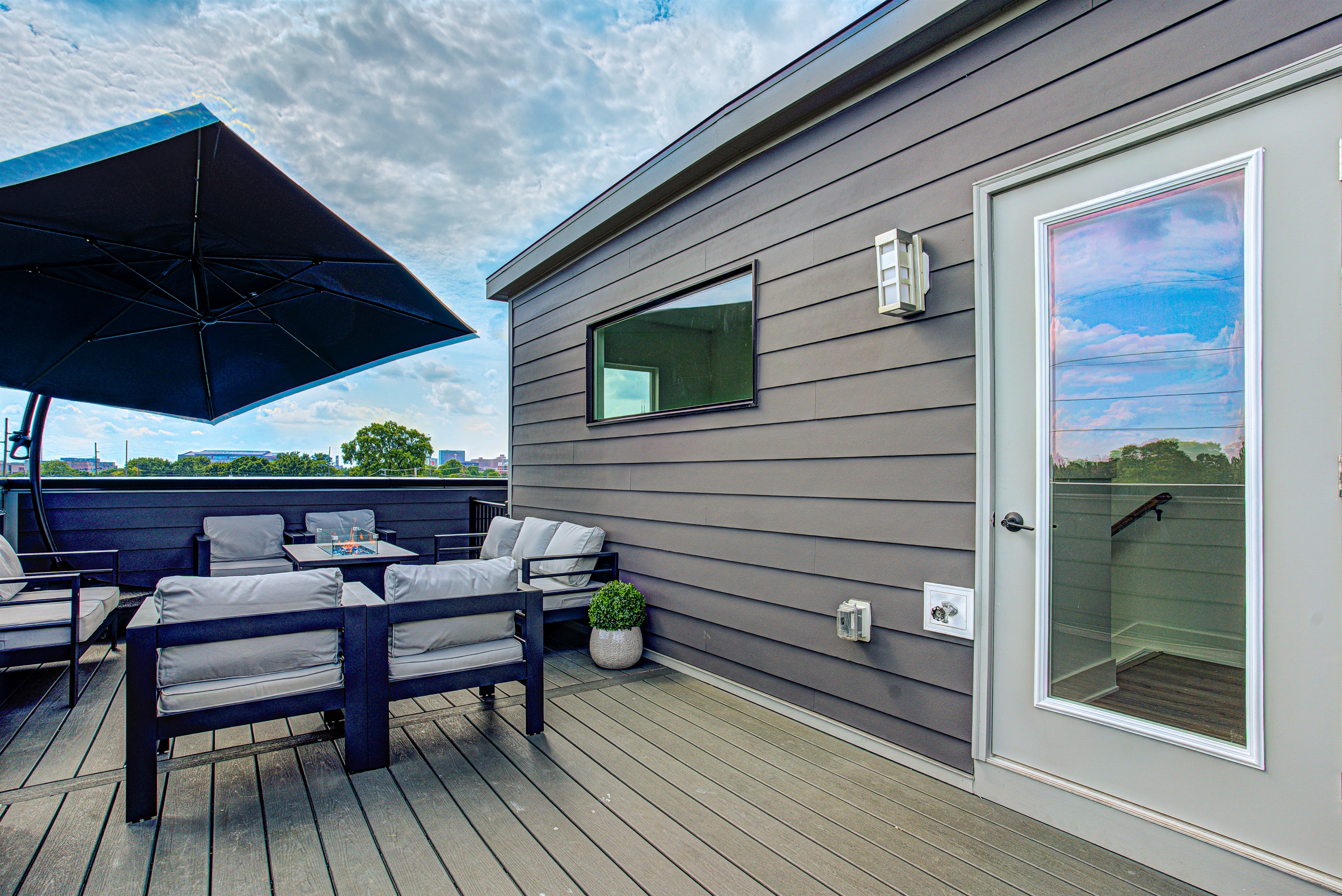 Enjoy the private rooftop with comfortable lounge chairs and a cozy fire pit - ideal for morning coffee, evening chats, or soaking in city skyline views.