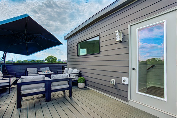 Enjoy the private rooftop with comfortable lounge chairs and a cozy fire pit - ideal for morning coffee, evening chats, or soaking in city skyline views.