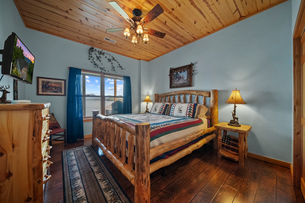 Bedroom 3 (bottom floor) King Size Bed