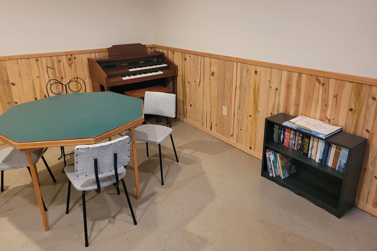 Booknook: novels, carb table, electric organ. 