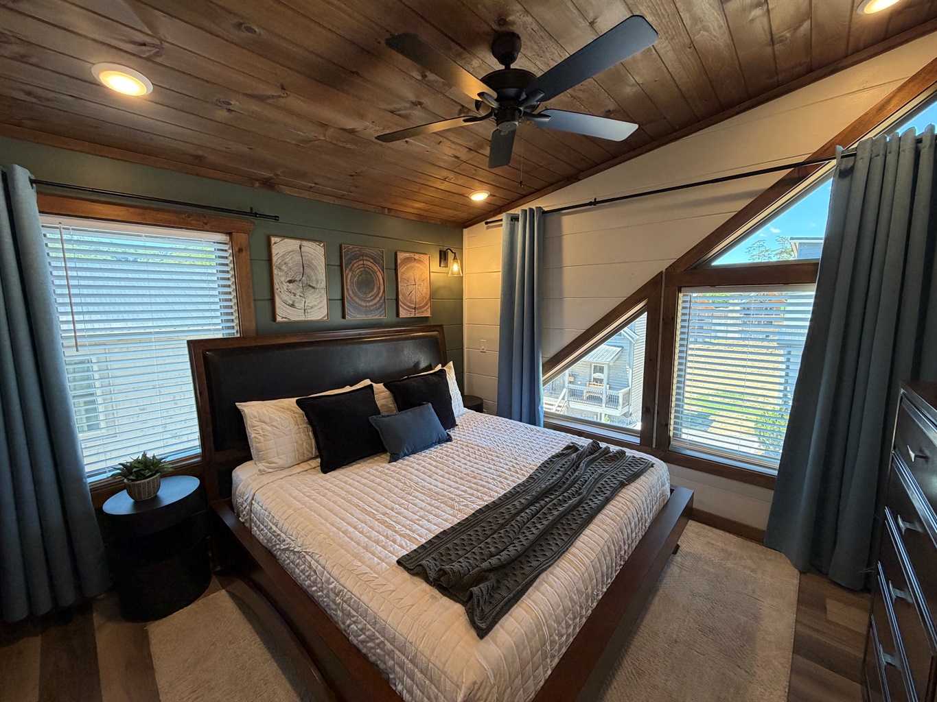Upstairs King Master suite