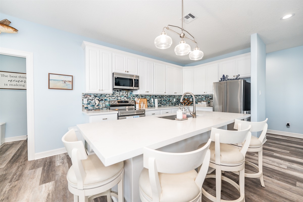 Beautiful, fully stocked kitchen