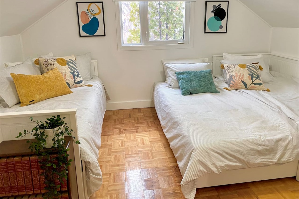 Second Bedroom – Setup for 5 Guests Total
Second bedroom configured to accommodate three guests. Total occupancy of five includes two guests in the primary bedroom and three in the second bedroom. Bedding shown reflects the single-and-king layout option.