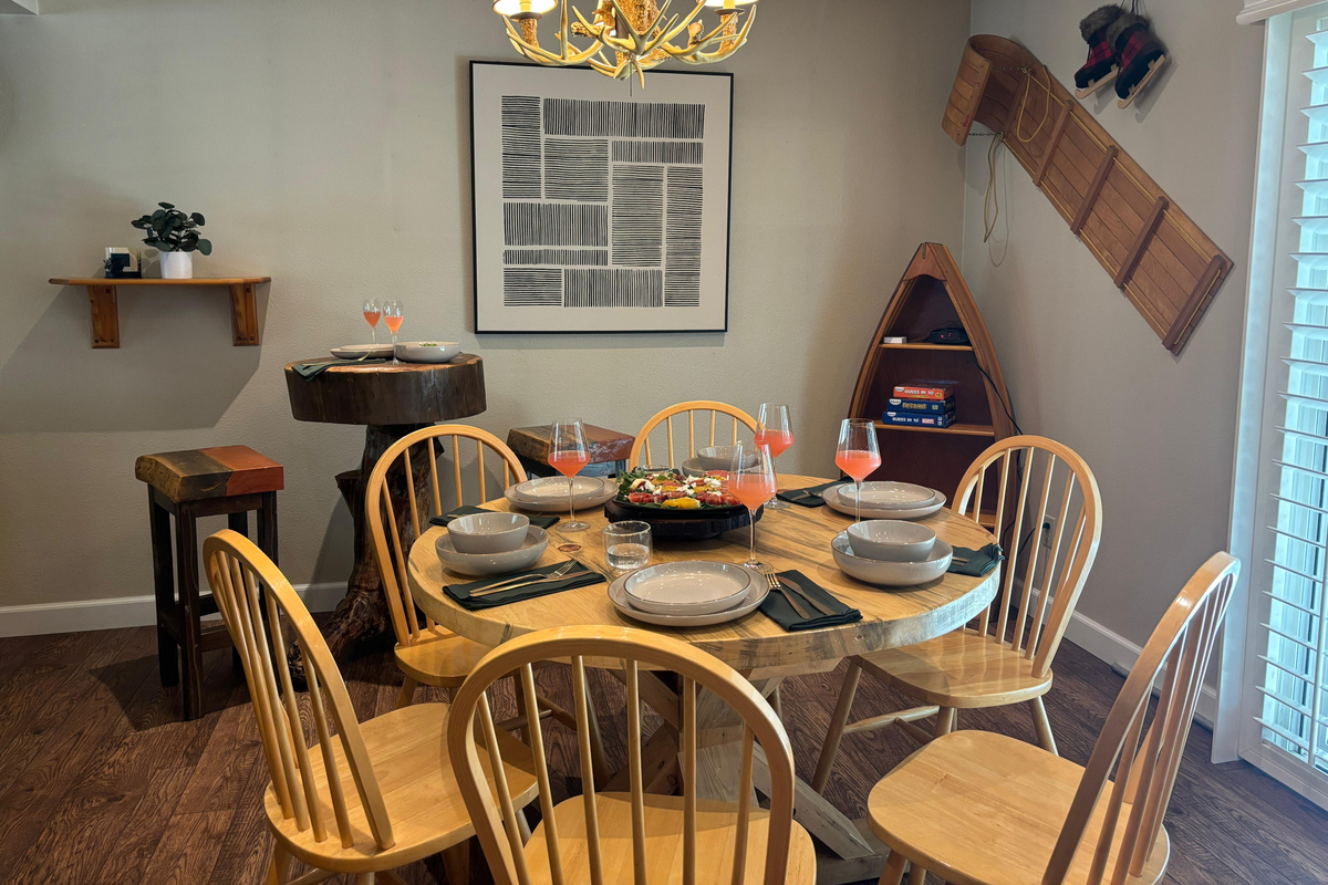 Cozy dining room for up to 7 guests.
