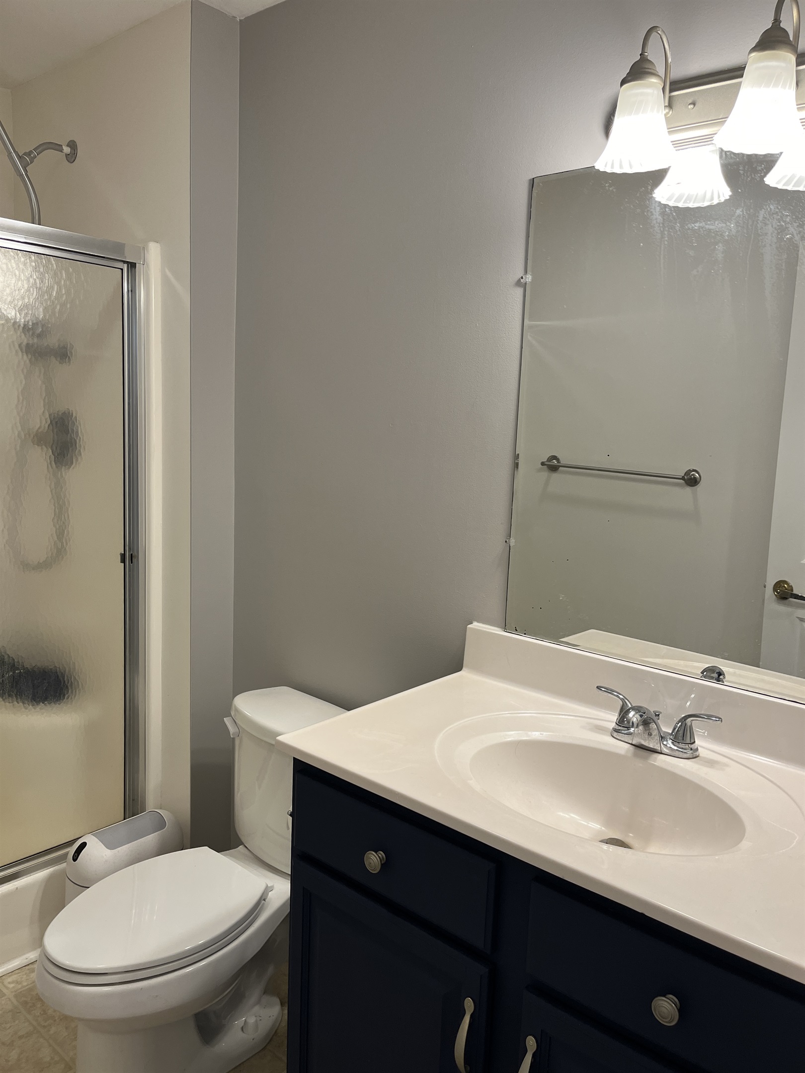 1st floor bath w/ shower