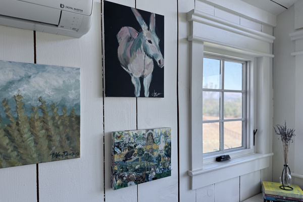 If you like bespoke, custom, original... you'll love everything about this stay. From the books to the art, everything has been carefully hand-crafted or hand chosen. 