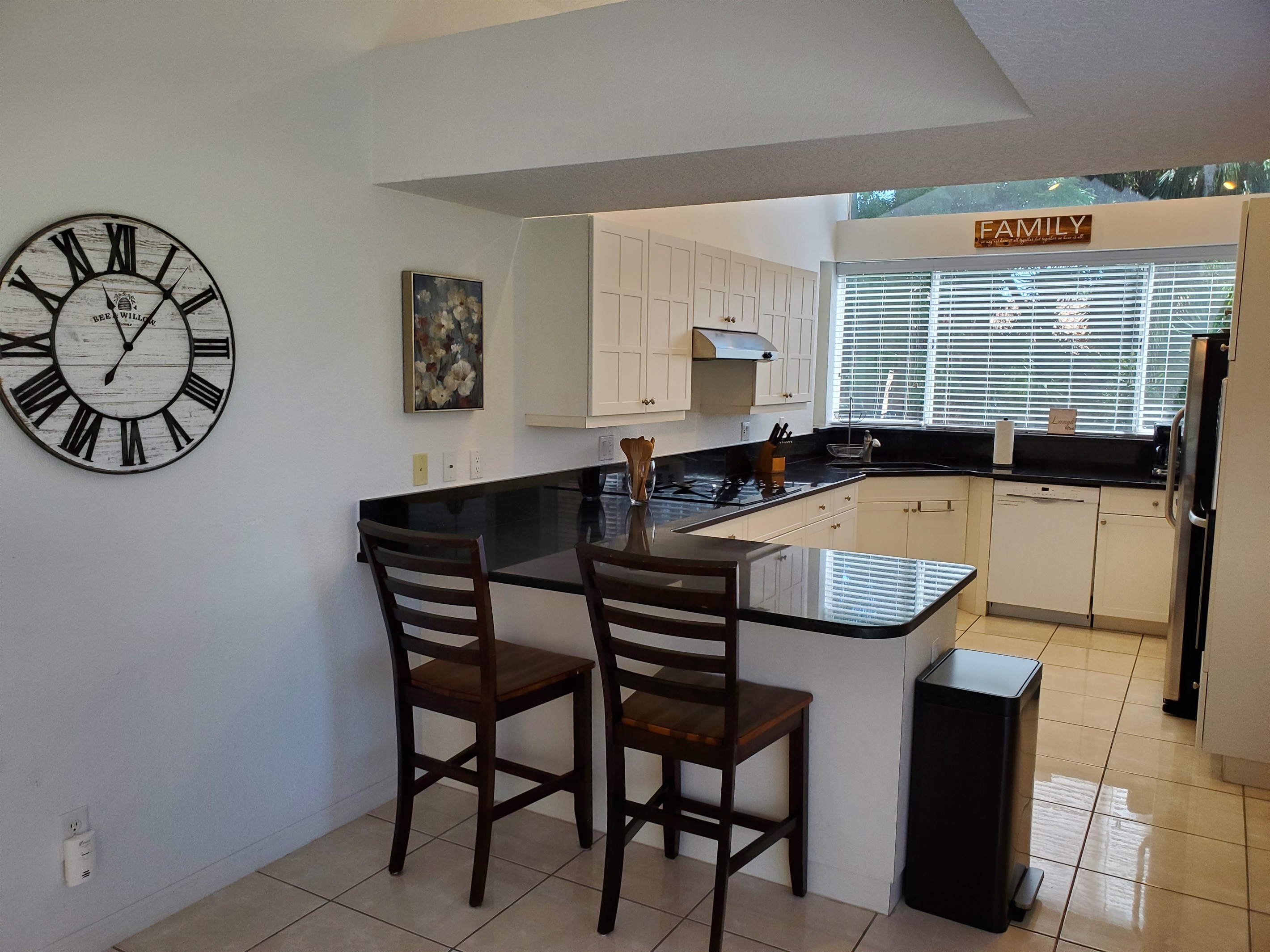 Kitchen nook and kitchen