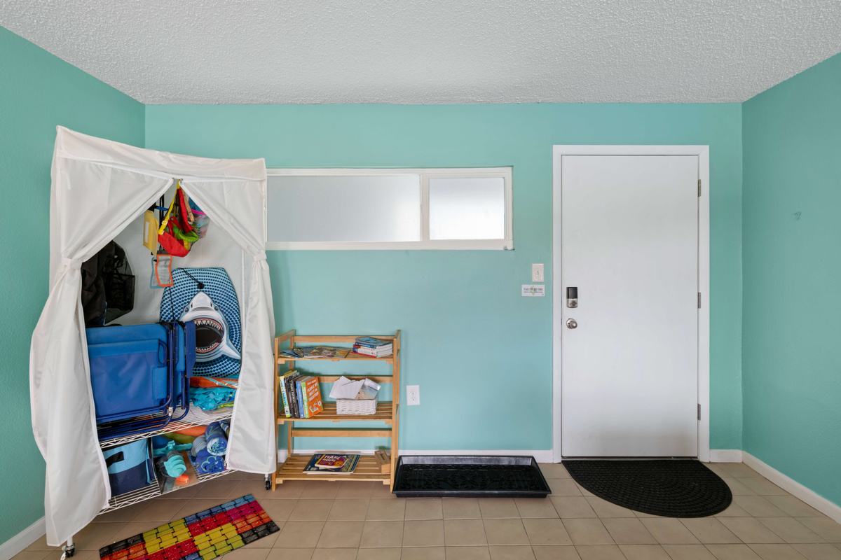 A welcoming entryway to your island getaway.