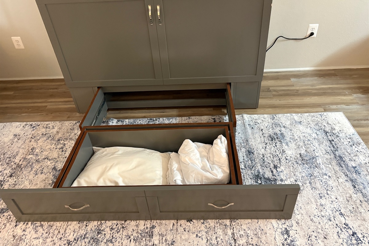 Linens and extra pillows provided