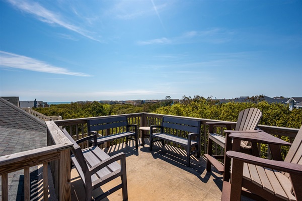 Rooftop deck with seating for 8+