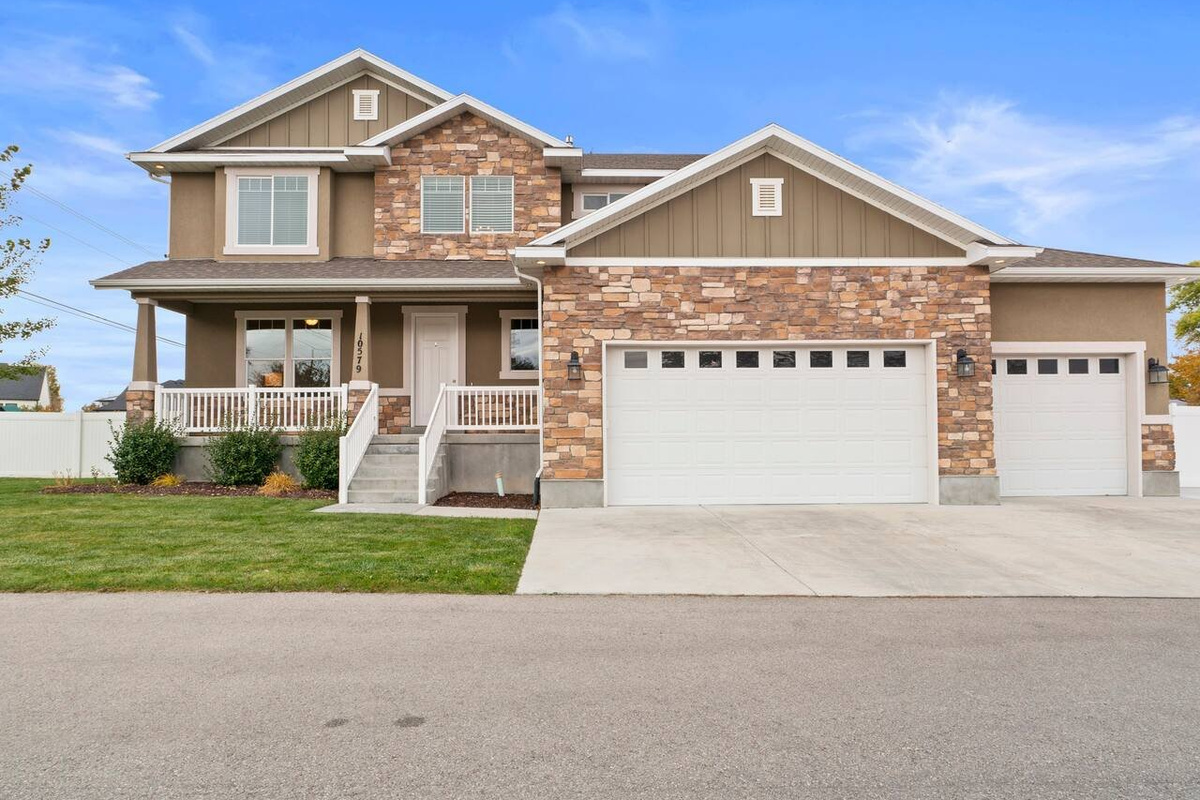 Roomy & Stylish Haven: Exterior
