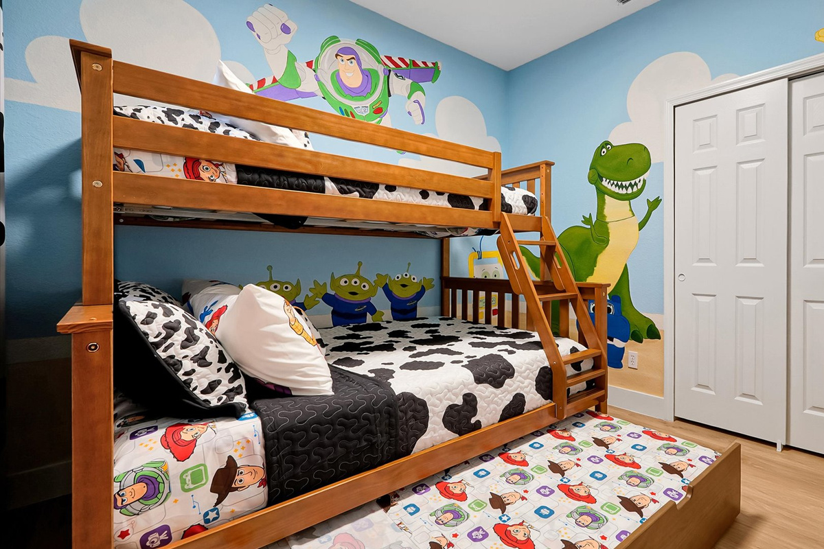 Toy Story Adventure: Full-over-twin bunk bed with a pull-out twin trundle, allowing the room to sleep up to four guests.