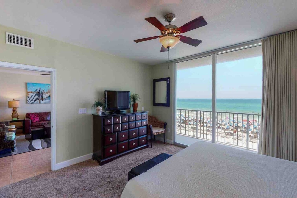 Kingsize bedroom with view of the Gulf.