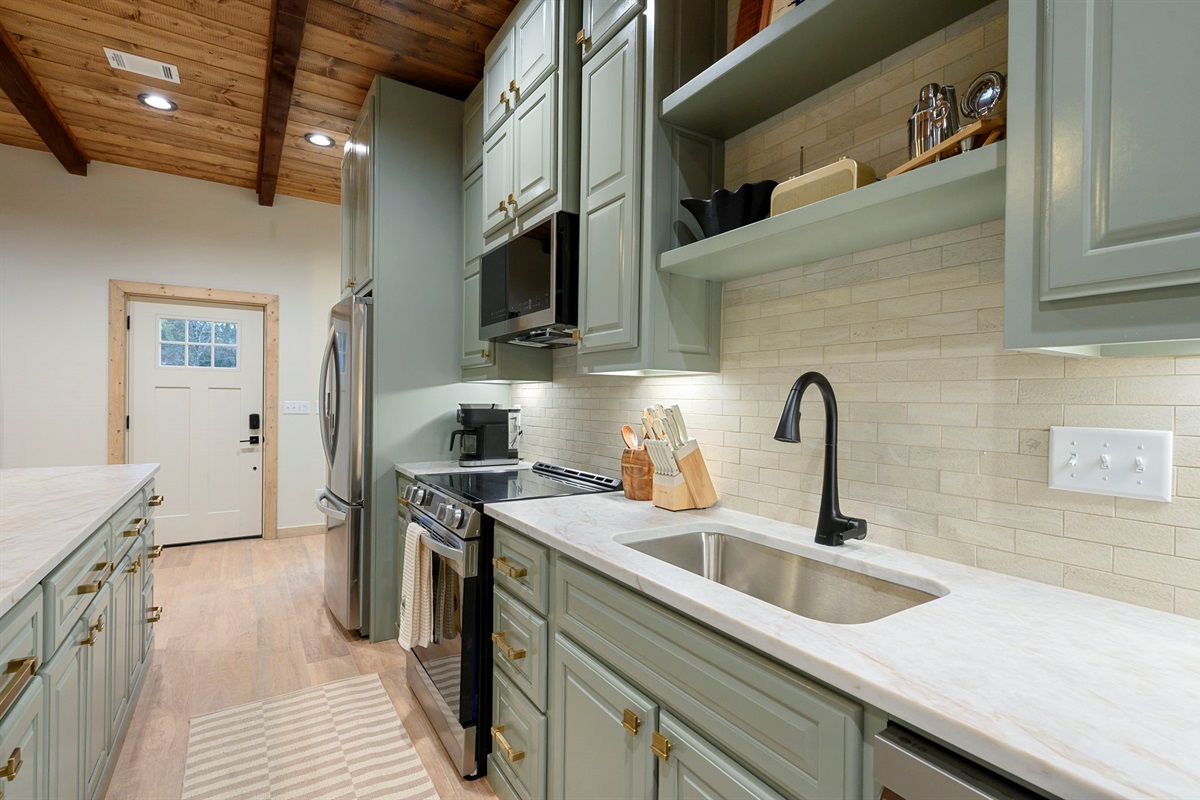 Stainless appliances & statement lighting 🌿🍳