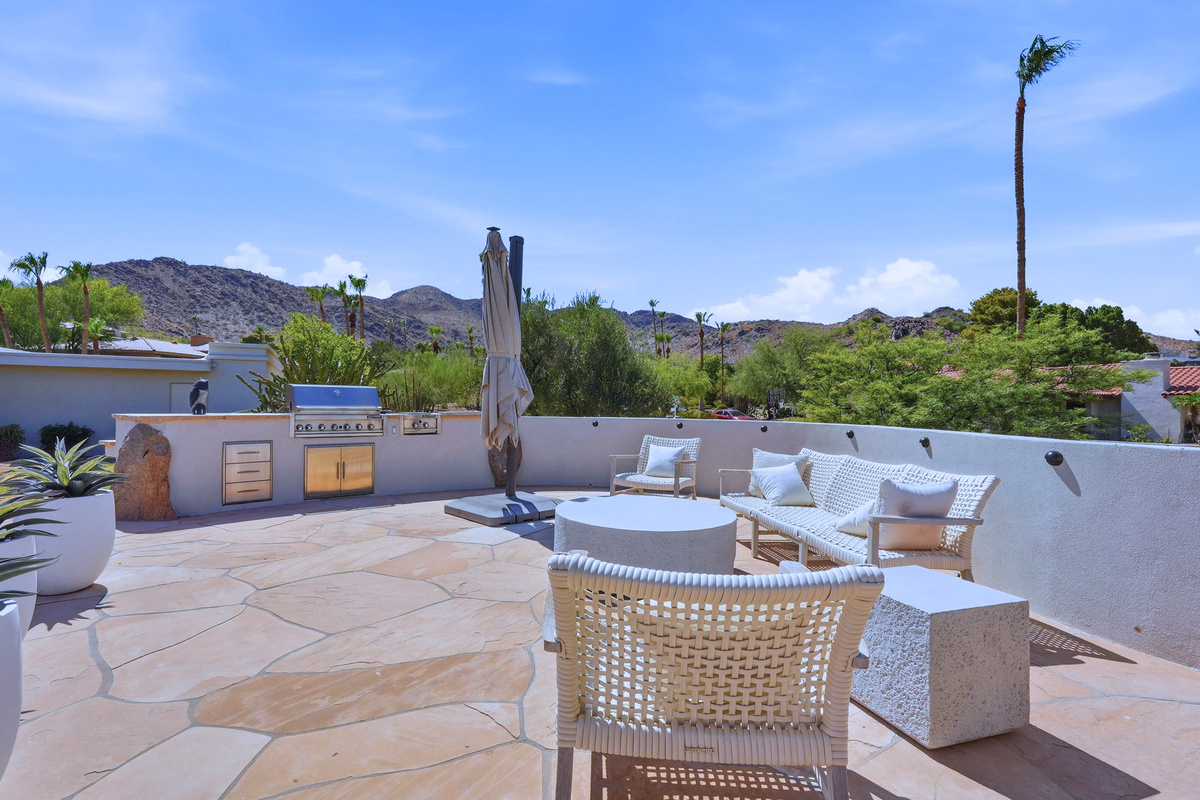 Al fresco dining meets Arizona sunshine at our private built-in grill and patio.