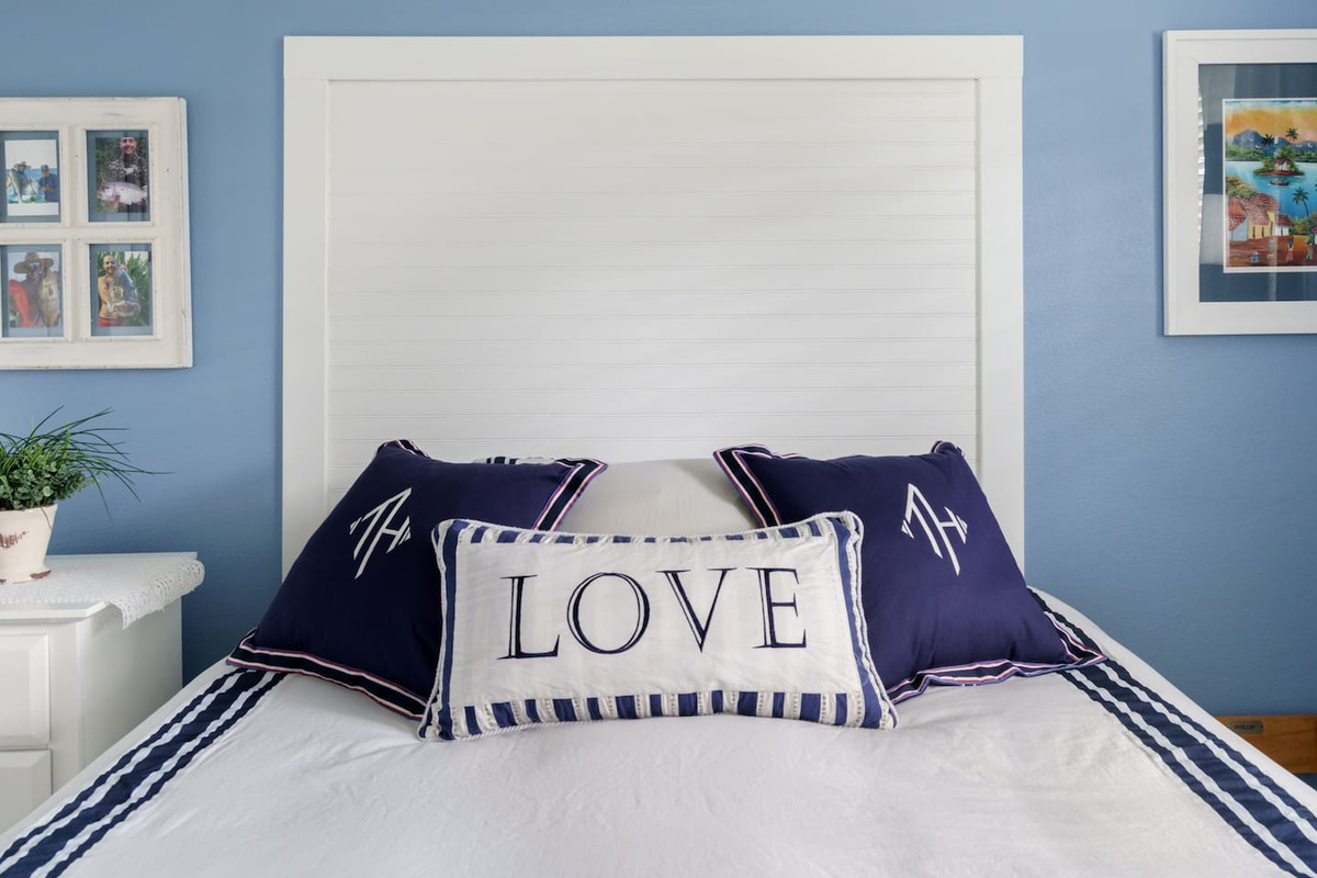 Enjoy the night under the gentle breeze of a unique ceiling fan....open the windows to the garden.....enjoy!
