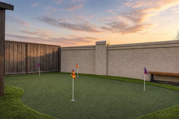 Backyard putting green for casual fun