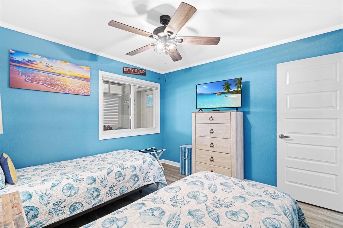 Bedroom 3: Dual twin beds with TV equipped with Cable and streaming services