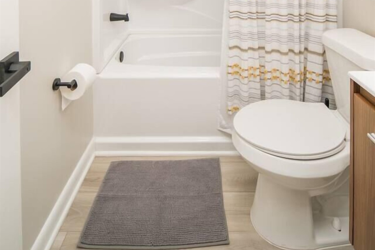 Unit 1: Full Bath (3 of 3) Bed & Bath Linens Provided