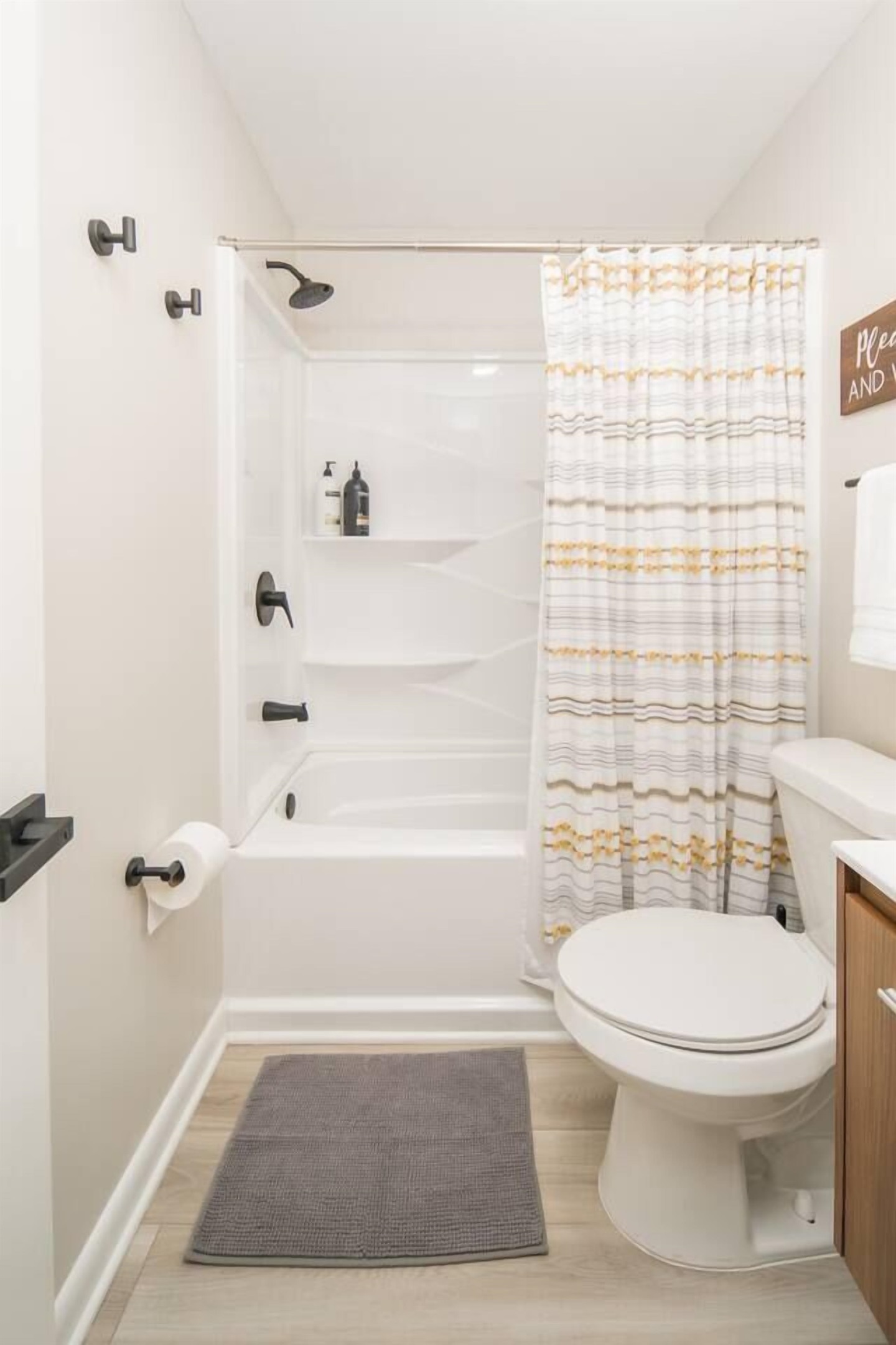 Unit 1: Full Bath (3 of 3) Bed & Bath Linens Provided