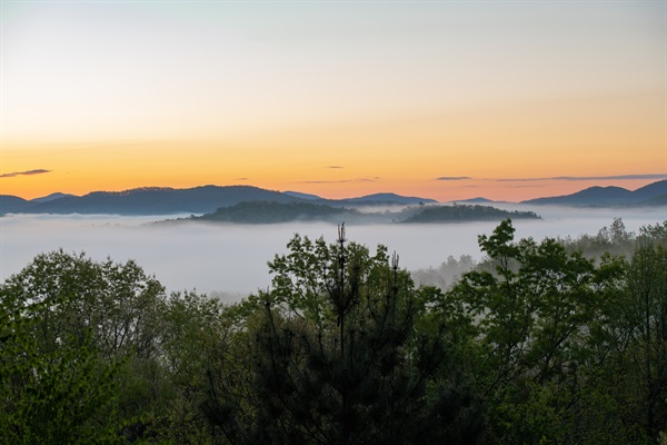 Upper Balcony | Sunrise over the mountains with rolling fog