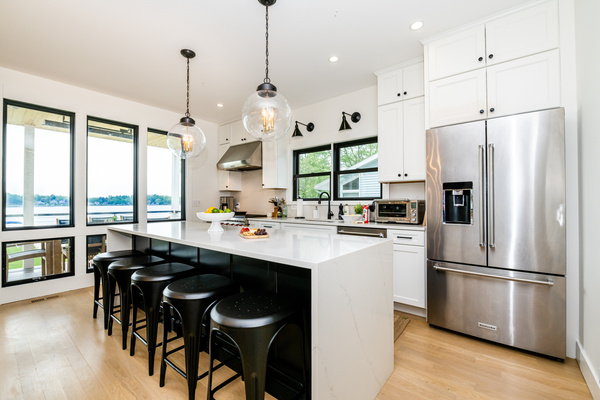 Kitchen island (9'), bar seating