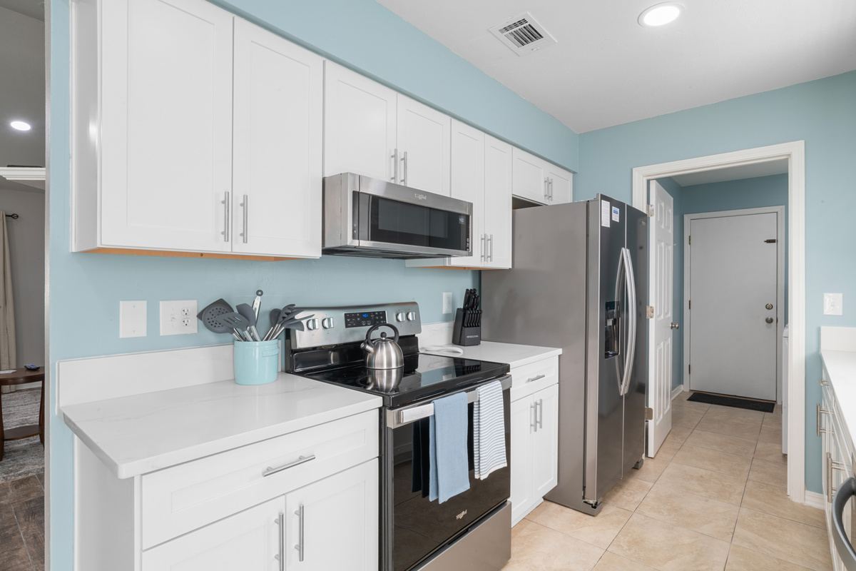 Fully equipped kitchen with new appliances for easy breakfasts, beach-day lunches and family dinners.