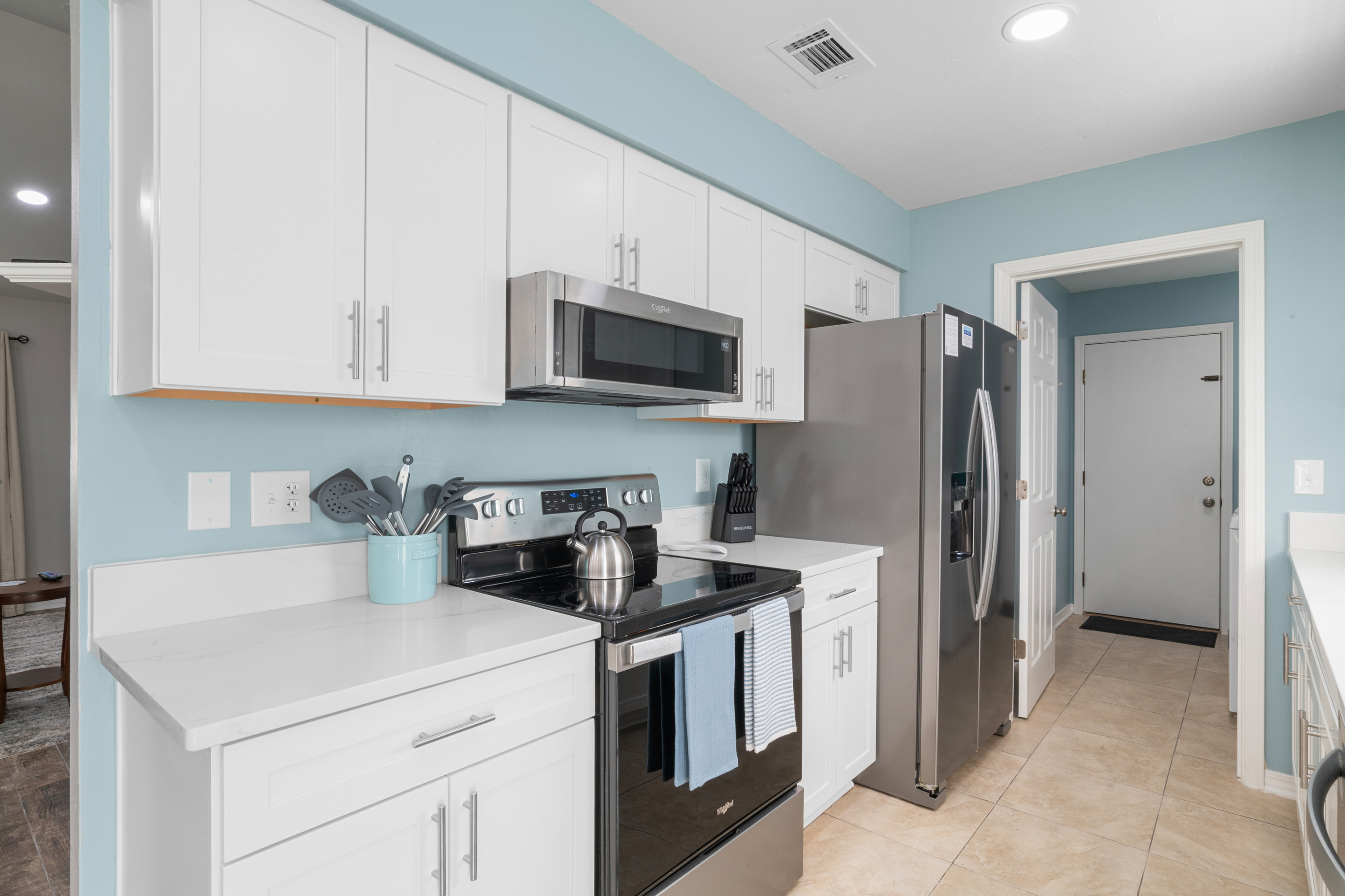 Fully equipped kitchen with new appliances for easy breakfasts, beach-day lunches and family dinners.
