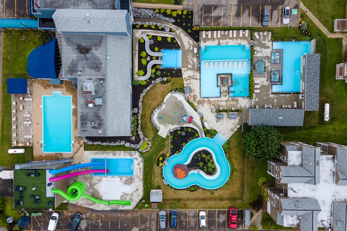 Gratuit sur le site même :
Piscine et spa extérieur chauffée à l'année.

En période estivale : parc aquatique, jeux d'eaux, piscines, etc.

Payants : Billard, arcades, golf intérieur et restaurant.