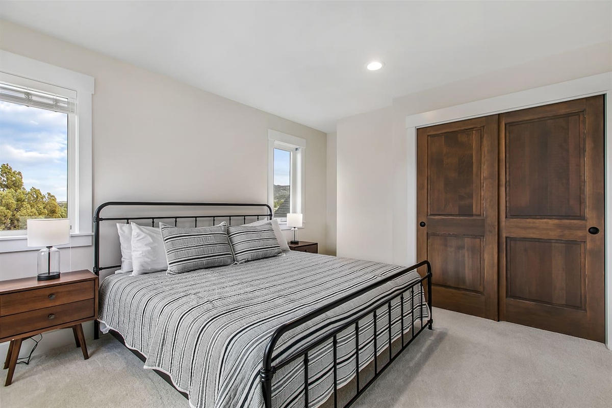 Upstairs Bedroom (King size bed)