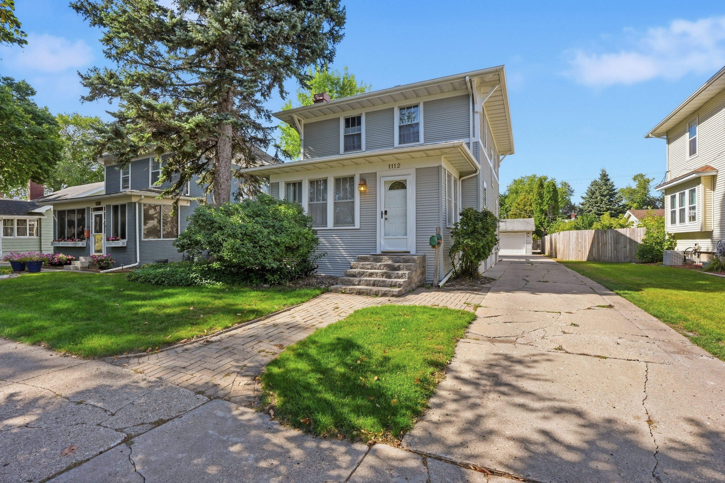 Large Driveway 4+ car offstreet parking