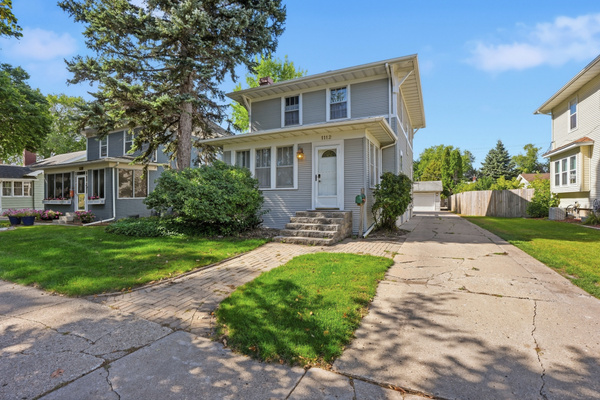 Large Driveway 4+ car offstreet parking