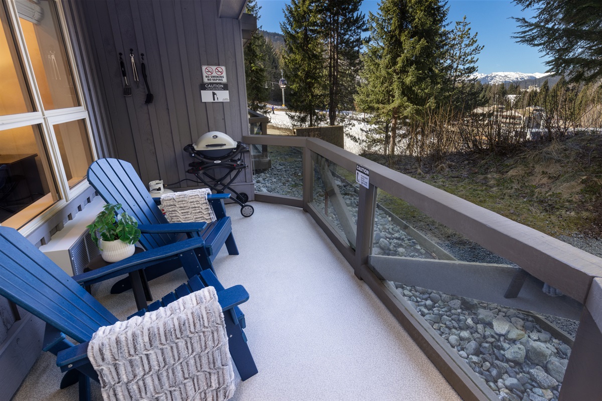 Private lanai / deck with comfy outdoor furniture, condo sized Weber BBQ, with relaxing tree and mountain views!