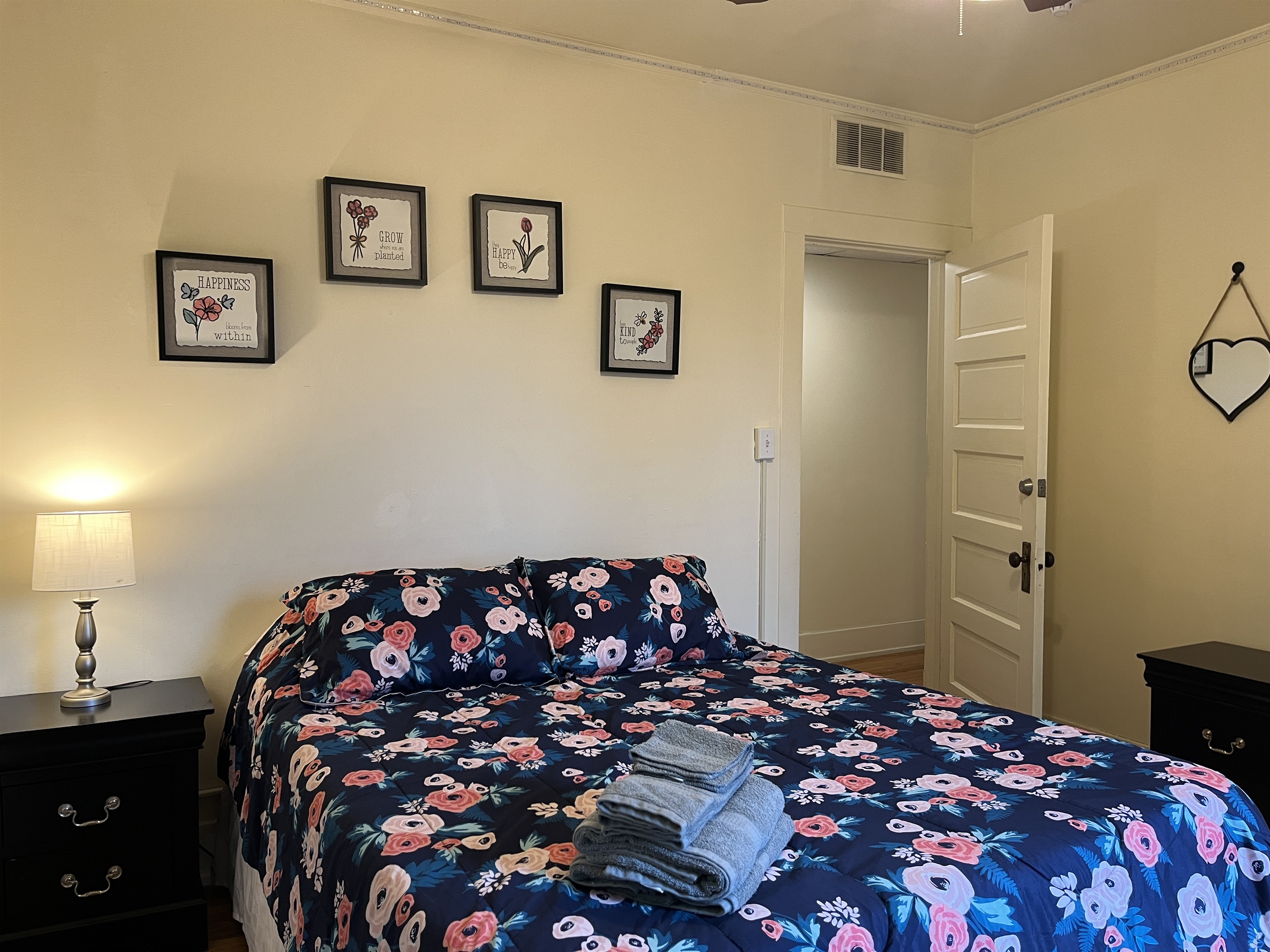 Queen bedroom 3