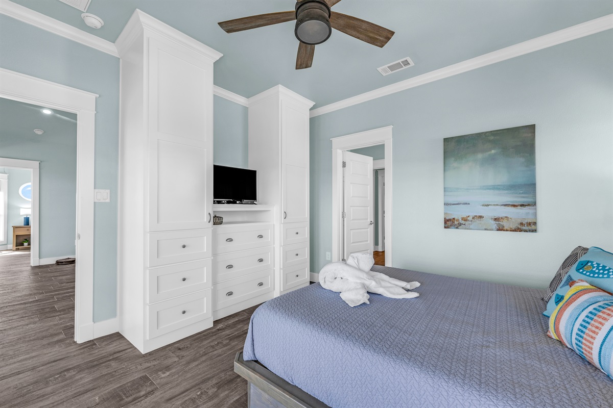 Crystal Paradise Bedroom 4: Bright queen bedroom with ensuite connection, ideal for guests or family stays.