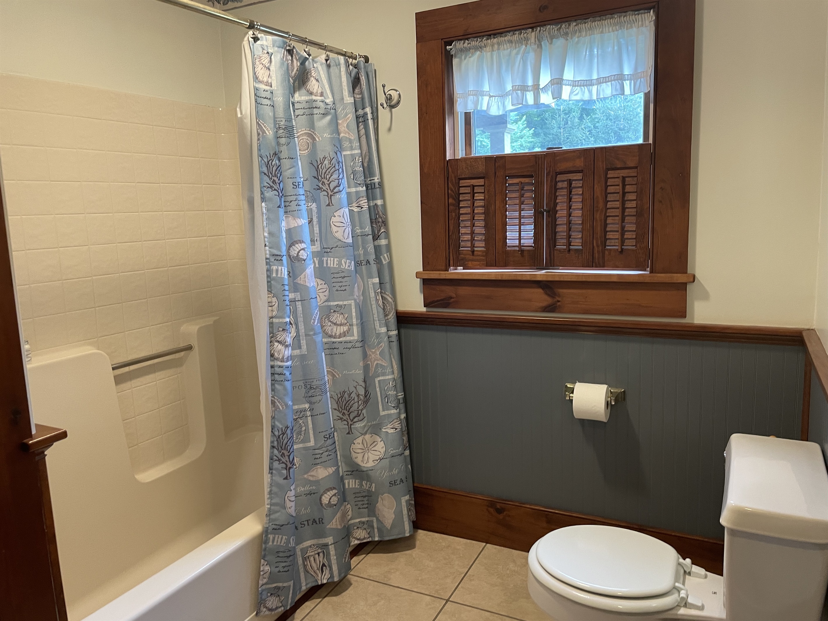 1st floor bath with tub/shower